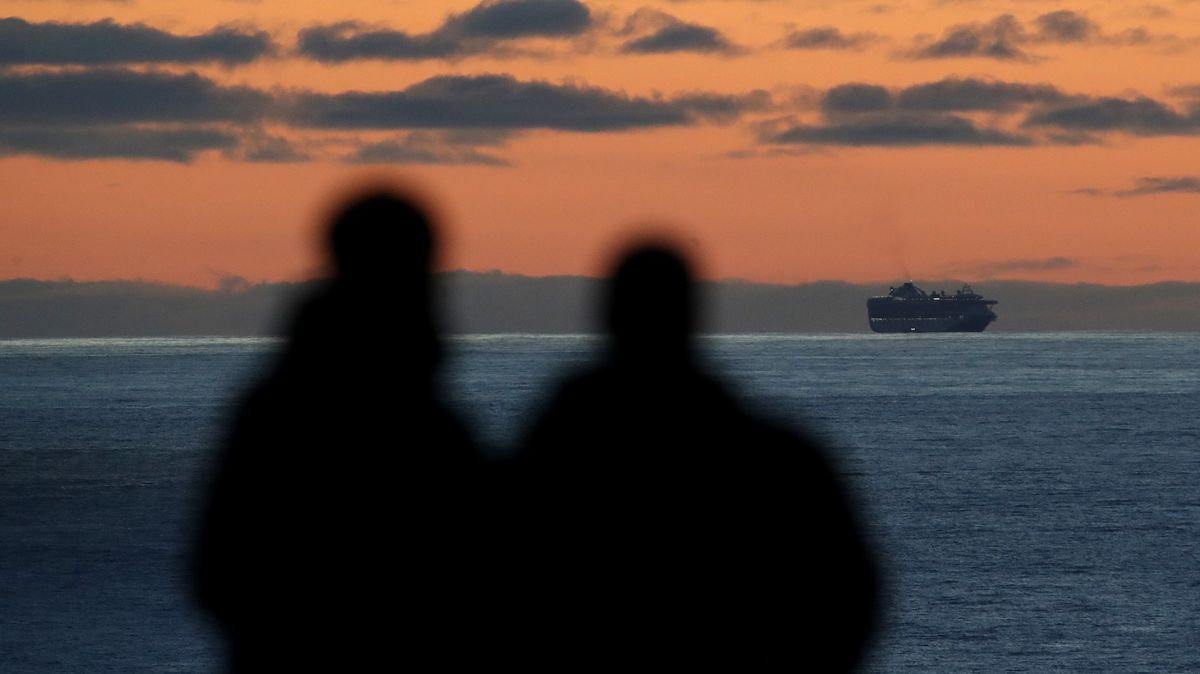 Koronavirus uvěznil tisíce lidí na luxusní lodi. „Dokážu s tím žít,“ řekl Trump